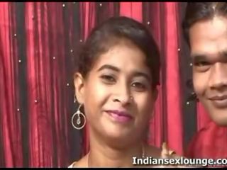 সুন্দর ইন্ডিয়ান স্কুলের ছাত্র সঙ্গে attractive ভদ্রমহিলা