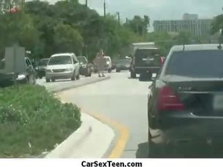 Аматьори тийн дама hitch hiking за а езда и получава на последен кола чукане 18