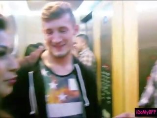 Момичета нощ навън завои към оргия с неприятен пичове на на легло