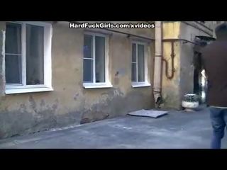 Очарователен блондинки заловени и прецака в един abandoned къща