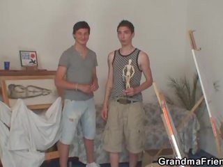 두 젊은 painters 쾅 할머니