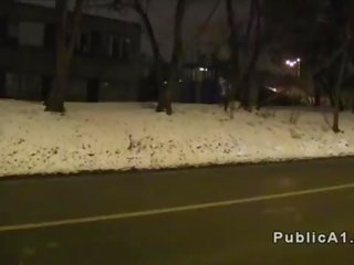 Чешки брюнетка чука в гараж