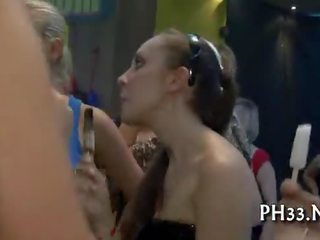 Білявка фам fatale проковтування чорна член