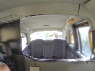 Грудаста особливість в bruises вдарив з ремінець на в підробка таксі