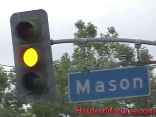 Екстремальна мама трахає tow збуджена chaps