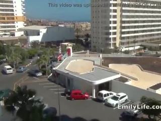 Мастурбація на в балкон з недосвідчена матуся емілі