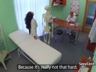 Healer 敲打 学生 护士