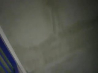 Bruneta adolescenta suge uriaș pula și fucks în public garage