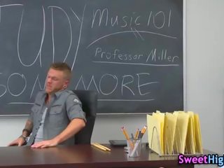 Уніформа підліток отримує jizzed