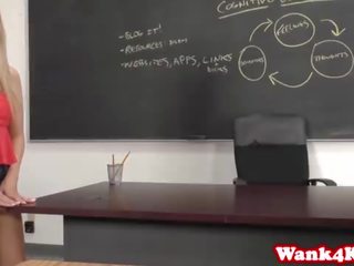 Ally брукс на обличчі по вчитель 1 годину після клас