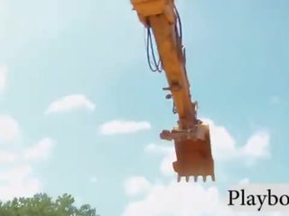 組 的 巨大 胸部 glorious 辣妹 嘗試 出 sand boarding 裸