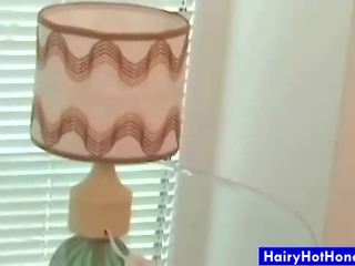 毛茸茸 的陰戶 成人 吸 年輕的 公雞