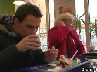 Великий сіськастих бабуся tastes смакота статевий член