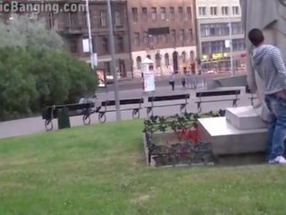 可爱 青少年 女儿 公 钢棒 在 前 的 一 著名 statue