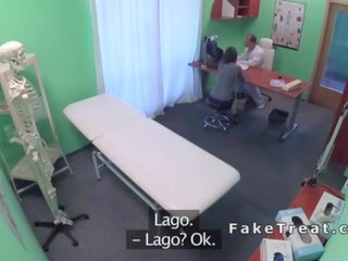 Професор фінгерінг fabulous пацієнт в лікарня