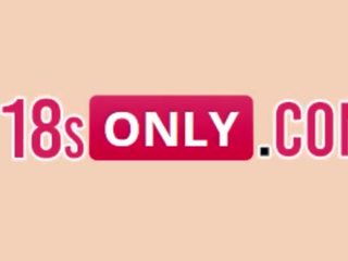 娇小 小 青少年 妓女 自慰 在 前 的 该 摄像头 - 18sonly.com