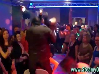 Облечена жена гол мъж тийнейджъри стриптизьорка чукане