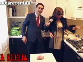 Млад женски пол divina klelia унищожава и cooks а двойка на топки за андреа diprè