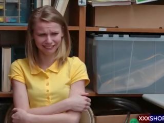 Малко devil shoplifters стегнат путка получава на officers член