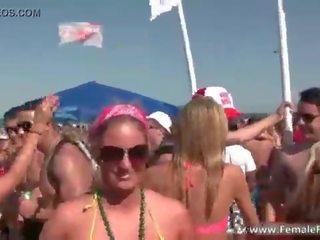 Величезний пляж вечірка з привабливий начальник білявка