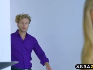 Прислужница deity с голям цици получава прецака от на съпруг