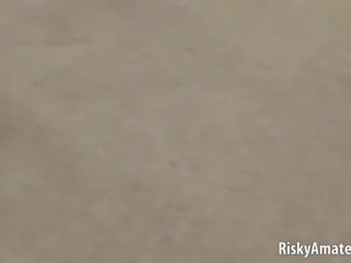 חזה גדול גברת הבא דלת מתגרה מפתה juveniles ב ה חֲנוּת