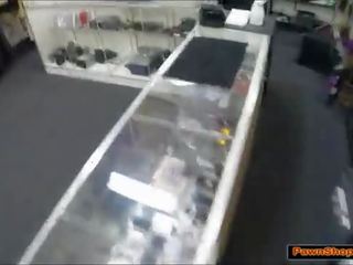 Колеж мацка дава танц на скута и духане