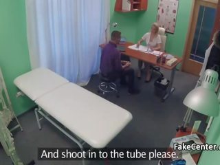 非凡な 看護師 助け 男 へ 精液