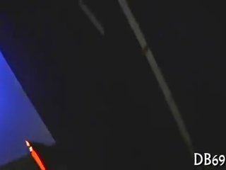 Тъмен мъжки стриптизьорка при моминско парти