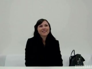 Грудаста брюнетка матуся отримує величезний навантаження на кастинг диван