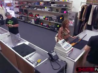 বন্দুক এবং পাছা পায় pawned এ pawnshop