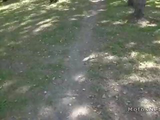 Тънък евро блондинки чука в публичен парк