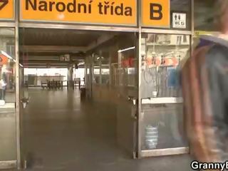 Голям бюст мастен спредове тя крака за а непознат