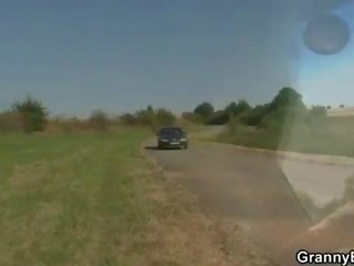 Той кирки нагоре и чука hitchhiking бабичка