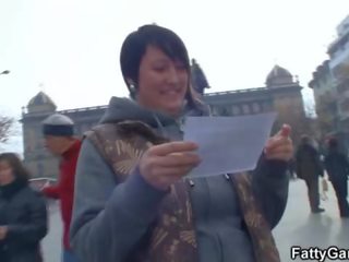 魅力的な 大きな美しい女性 ピック アップ 彼に のために 遊ぶ