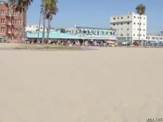 阿丽亚娜 groovy 和 艳梅 armani 从 venice 海滩