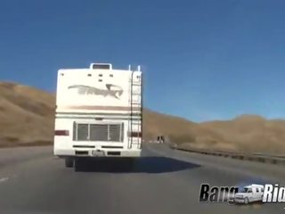 金發 女學生 在 一個 驚人 麵包車 狂歡