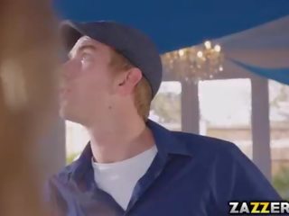Danny заловени luna flicking тя клитор и започна съблазнява му