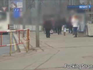 Hitchhiking тийн джина дивайн получава ударих в на задна седалка