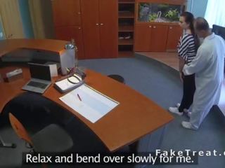 Професор чука склонност над пациент в recepcionists стая