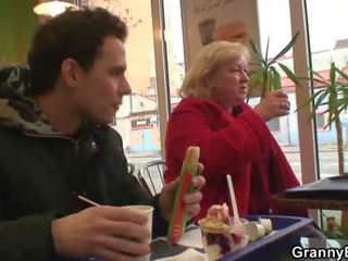 年轻 饰钉 picks 向上 巨大 奶奶 在 cafe