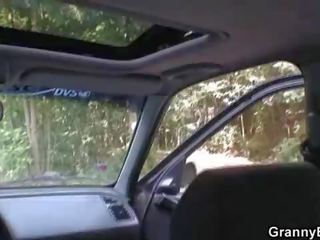 老 streetwalker 得到 釘 在 該 汽車 由 一 陌生人