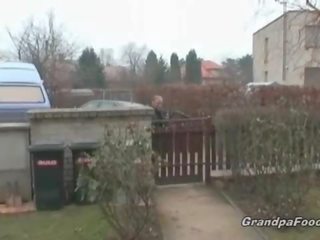 Рудоволоса домогосподарка отримує лизнув по її бос