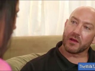 Величезний титьки масажистка відстій від жорсткий пеніс під в стіл