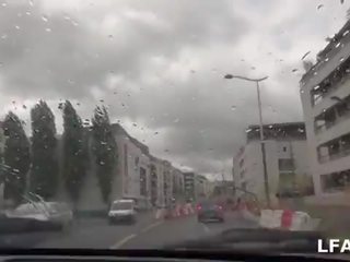 Micuta coquine se masturbe dans le taxi qui ro profite turna la doigter