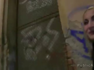 দুধাল মহিলা সাদা ঝলকানি মধ্যে গন জন্য টাকা