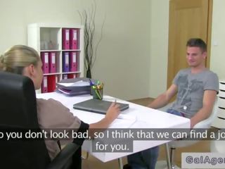 Чувак трахає жінка агент від за на диван