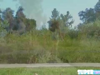 Крихітна і кучерявий волосся rebel лінн отримує її манда трахкав по брюс