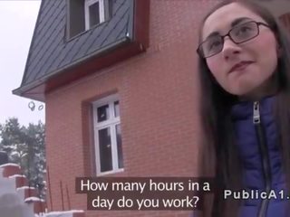 Недосвідчена краля трахає підробка агент в публічний