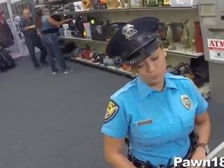 Поліція офіцер comes в pawn магазин